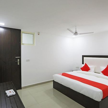 โอโย 48664 คูร์ ไวท์เฮาส์ Hotel นิวเดลี ภายนอก รูปภาพ