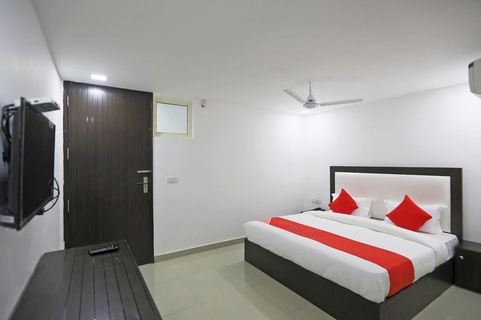 โอโย 48664 คูร์ ไวท์เฮาส์ Hotel นิวเดลี ภายนอก รูปภาพ