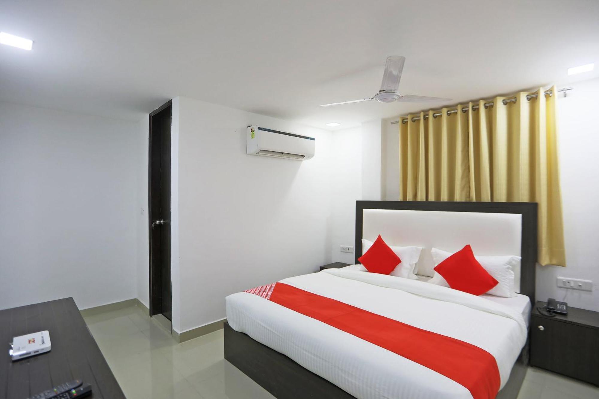 โอโย 48664 คูร์ ไวท์เฮาส์ Hotel นิวเดลี ภายนอก รูปภาพ