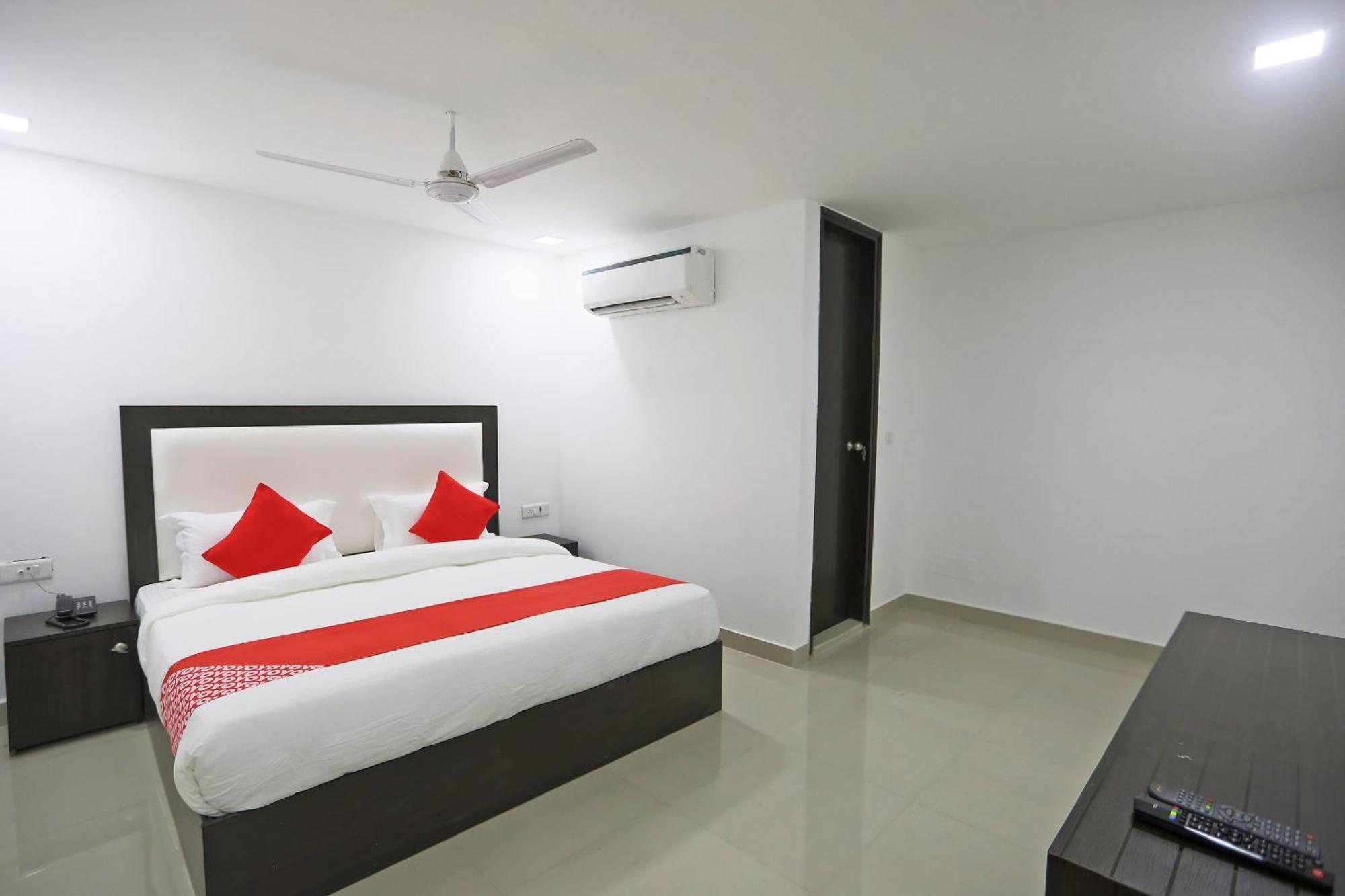 โอโย 48664 คูร์ ไวท์เฮาส์ Hotel นิวเดลี ภายนอก รูปภาพ