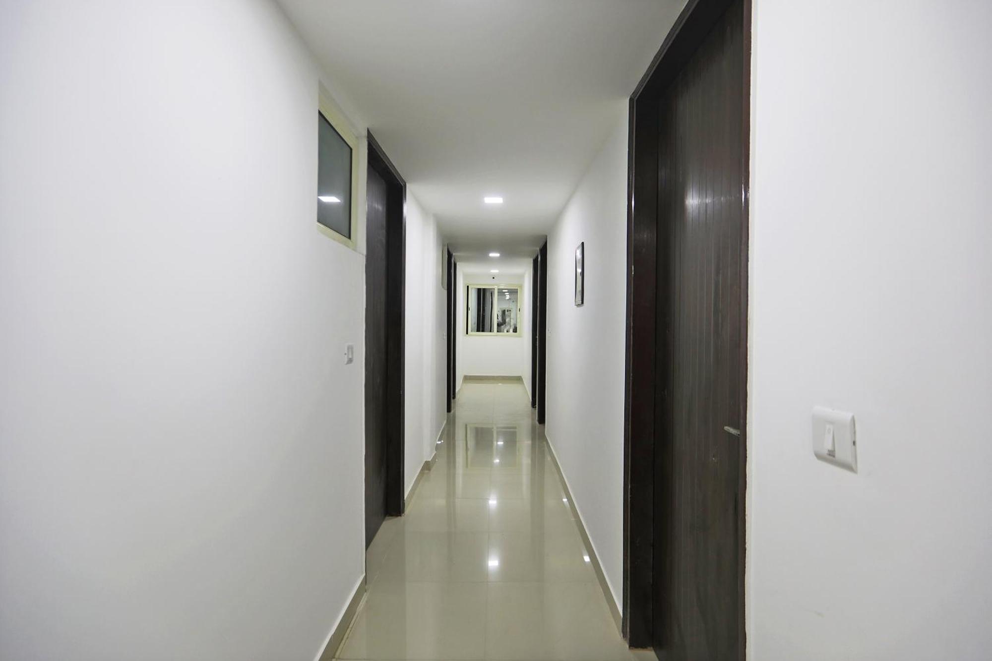 โอโย 48664 คูร์ ไวท์เฮาส์ Hotel นิวเดลี ภายนอก รูปภาพ
