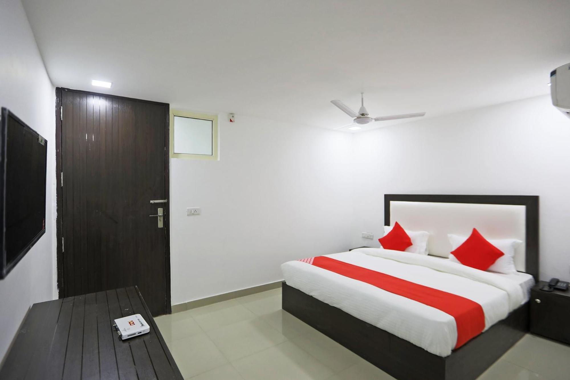โอโย 48664 คูร์ ไวท์เฮาส์ Hotel นิวเดลี ภายนอก รูปภาพ